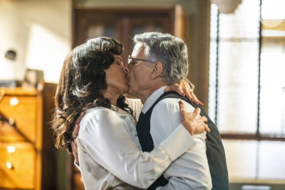 Violeta (Malu Galli) e Eugênio (Marcello Novaes) se beijam novamente após rápido rompimento no namoro na novela 'Além da Ilusão'