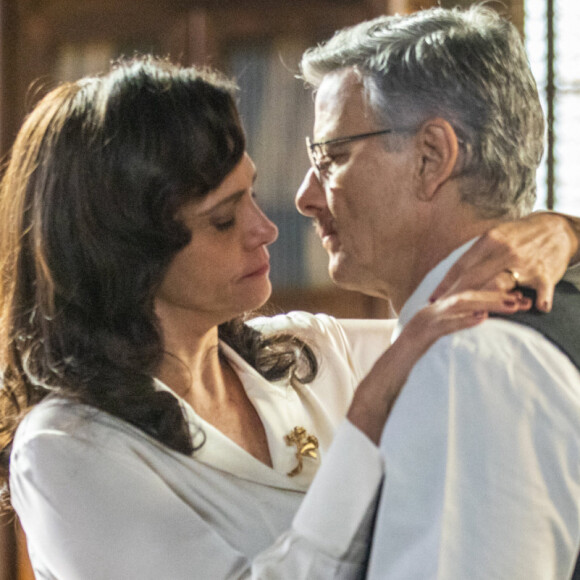 Violeta (Malu Galli) e Eugênio (Marcello Novaes) se beijam depois que se separam na novela 'Além da Ilusão'