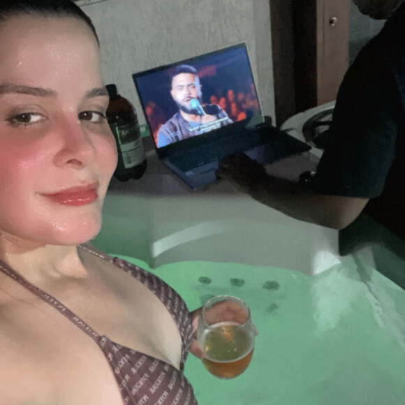 De biquíni, Maraisa mostrou o abdômen sarado