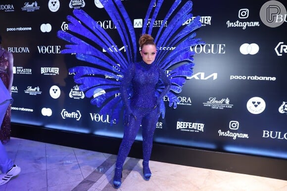 Larissa Manoela aposta em look todo azul que cobre até as mãos em Baile da Vogue