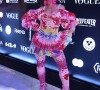 Sabrina Sato surpreende com look todo reciclado para curtir Baile da Vogue