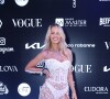 Yasmin Brunet surge de branco em Baile da Vogue e surpreende com modelo de vestido com fenda generosa