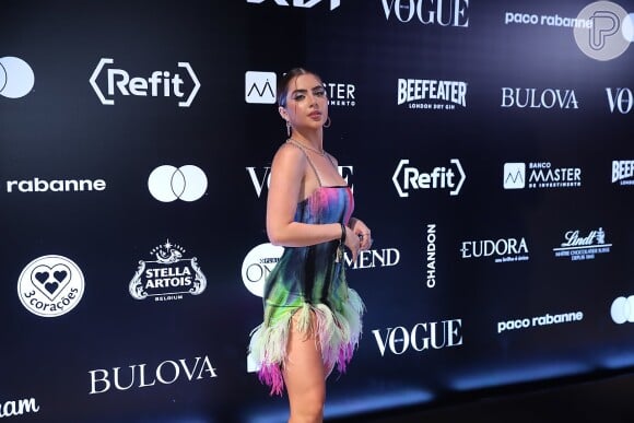 Jade Picon aposta em vestido tubinho com plumas na parte inferior para curtir Baile da Vogue