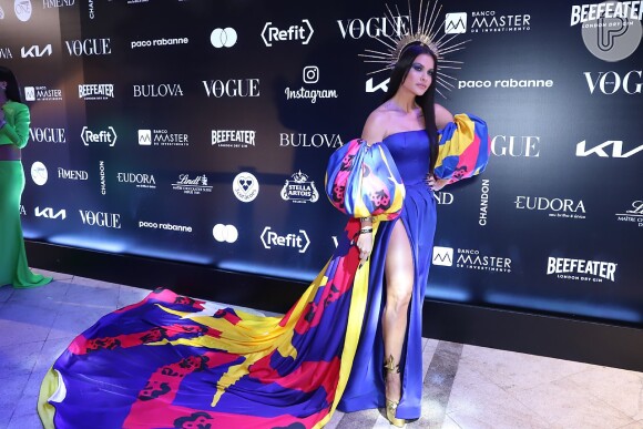 Andressa Suita aparece com look inspirado na expressão 'Fera Solar' em Baile da Vogue