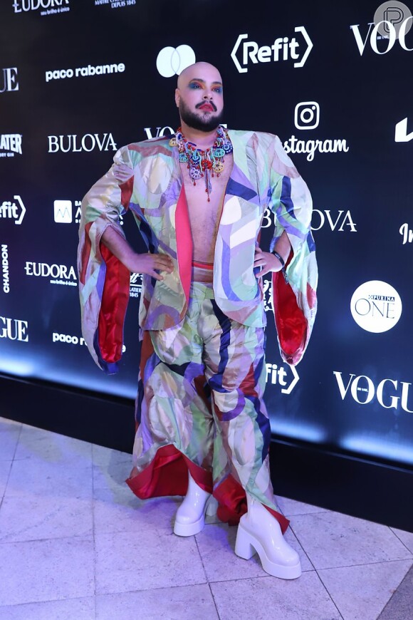 Baile da Vogue reúne ex-BBBs em famosos em evento com inspiração em moda inovadora
