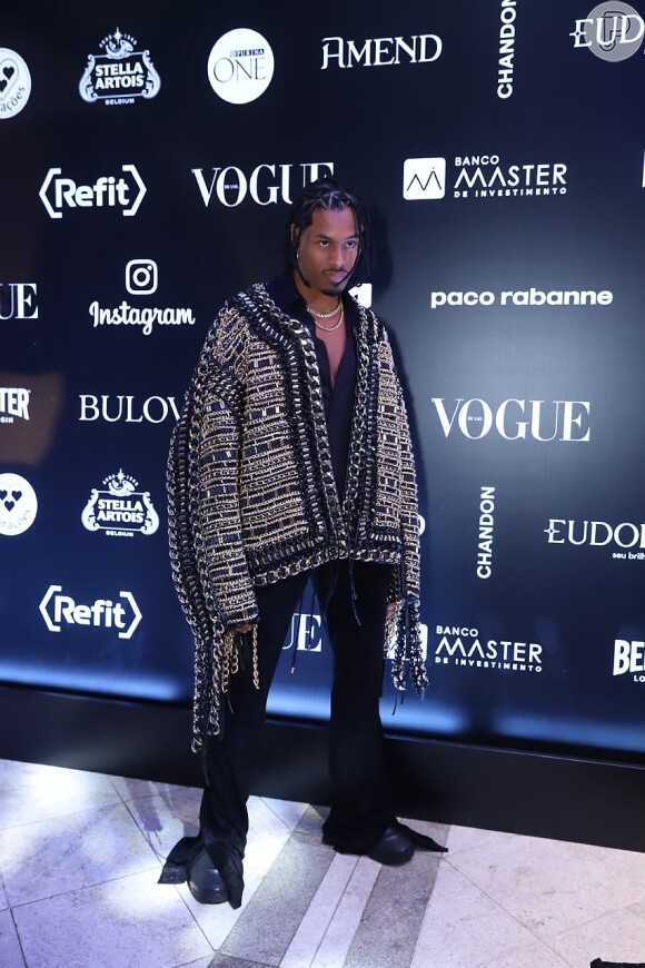Paulo André surge com novo visual no Baile da Vogue e surpreende com tranças nos cabelos