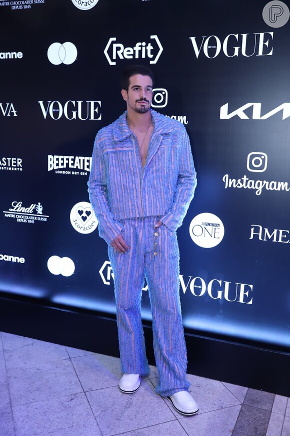Enzo Celulari comparece a Baile da Vogue com conjunto de jaqueta e calça em tons de azul e rosa