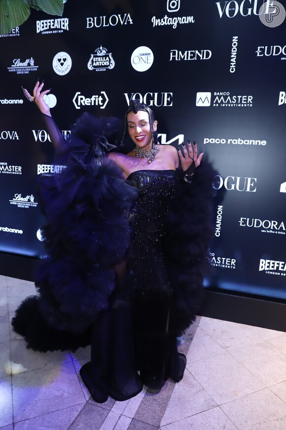 Linn da Quebrada aposta em excesso de plumas para Baile da Vogue, mas exibe look com transparência