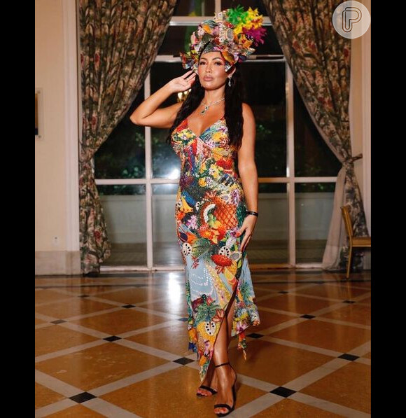 A cantora Karinah escolheu um vestido multicolorido com estampa tropical para o evento