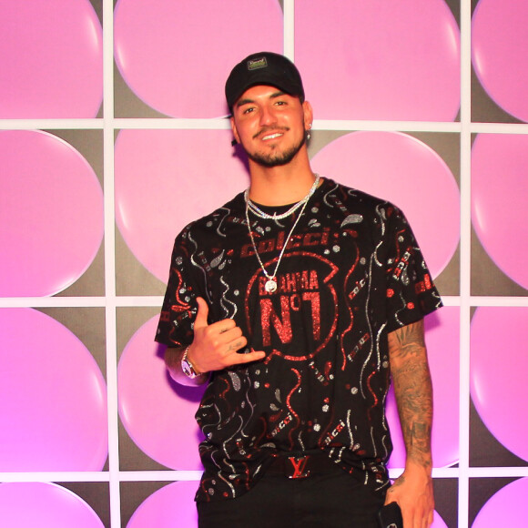 Gabriel Medina e Gabriela Versiani trocaram beijos em um camarote da Sapucaí neste sábado (30)