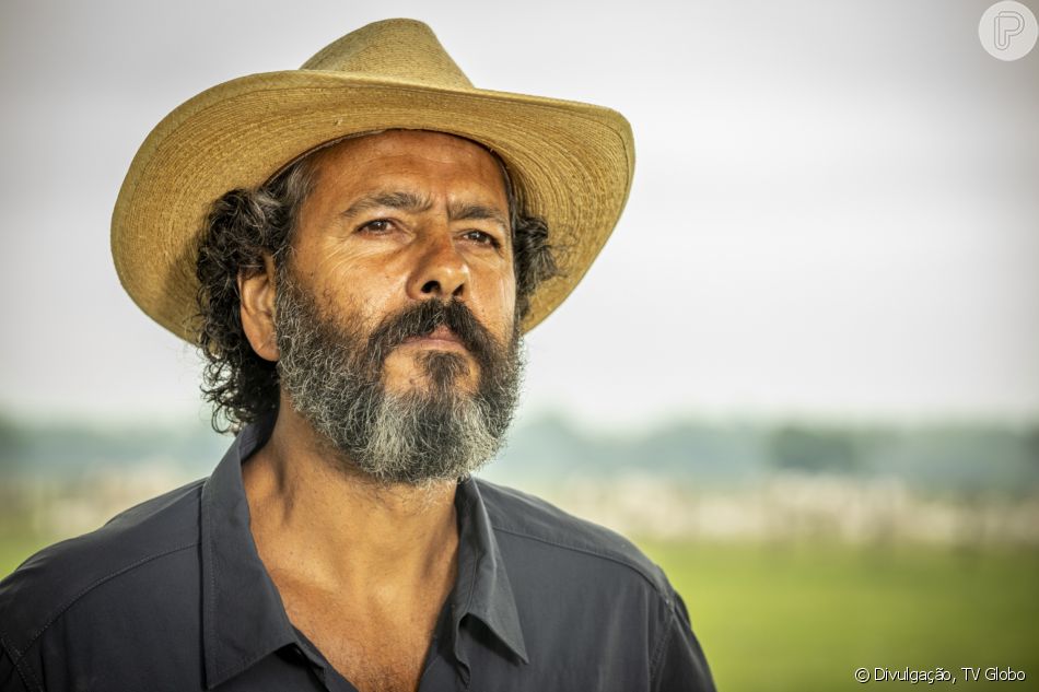 Jove (Jesuíta Barbosa) e o pai, José Leôncio (Marcos Palmeira), têm briga na novela 'Pantanal'. 'Tinha esquecido que ocê é muito melhor do que todo mundo que tem aqui junto', diz o peão
