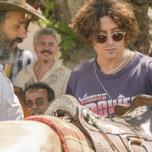 José Leôncio (Marcos Palmeira) e o filho Jove (Jesuíta Barbosa) têm embates na novela 'Pantanal' por ele não saber andar a cavalo