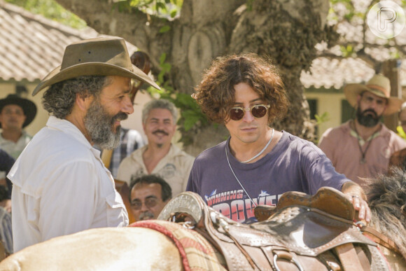 José Leôncio (Marcos Palmeira) e o filho Jove (Jesuíta Barbosa) têm embates na novela 'Pantanal' por ele não saber andar a cavalo