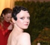 Sobrancelha descolorida foi aposta de beleza de Maisie Williams no MET Gala 2022