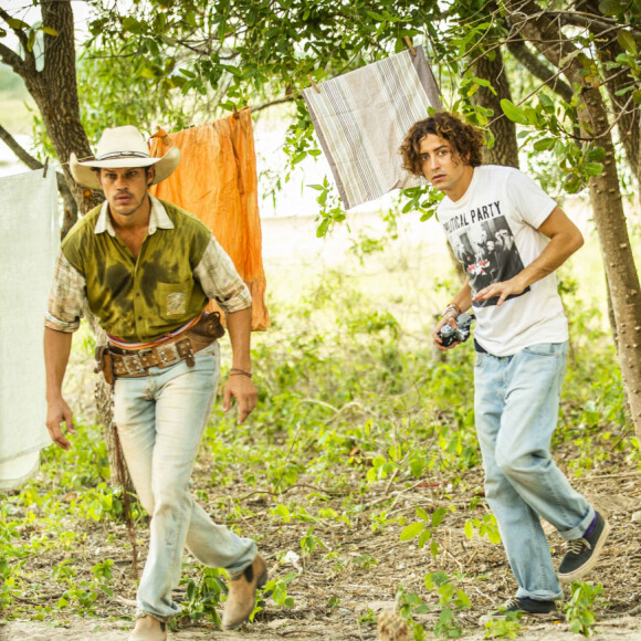 Jove (Jesuíta Barbosa) e Juma (Alanis Guillen) vão embora do Pantanal na novela