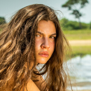 Juma (Alanis Guillen) é levada para o salão de beleza por Irma (Camila Morgado) na novela 'Pantanal'