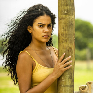 Muda (Bella Campos) atira e acerta, sem querer, no Velho do Rio (Osmar Prado) na novela 'Pantanal'