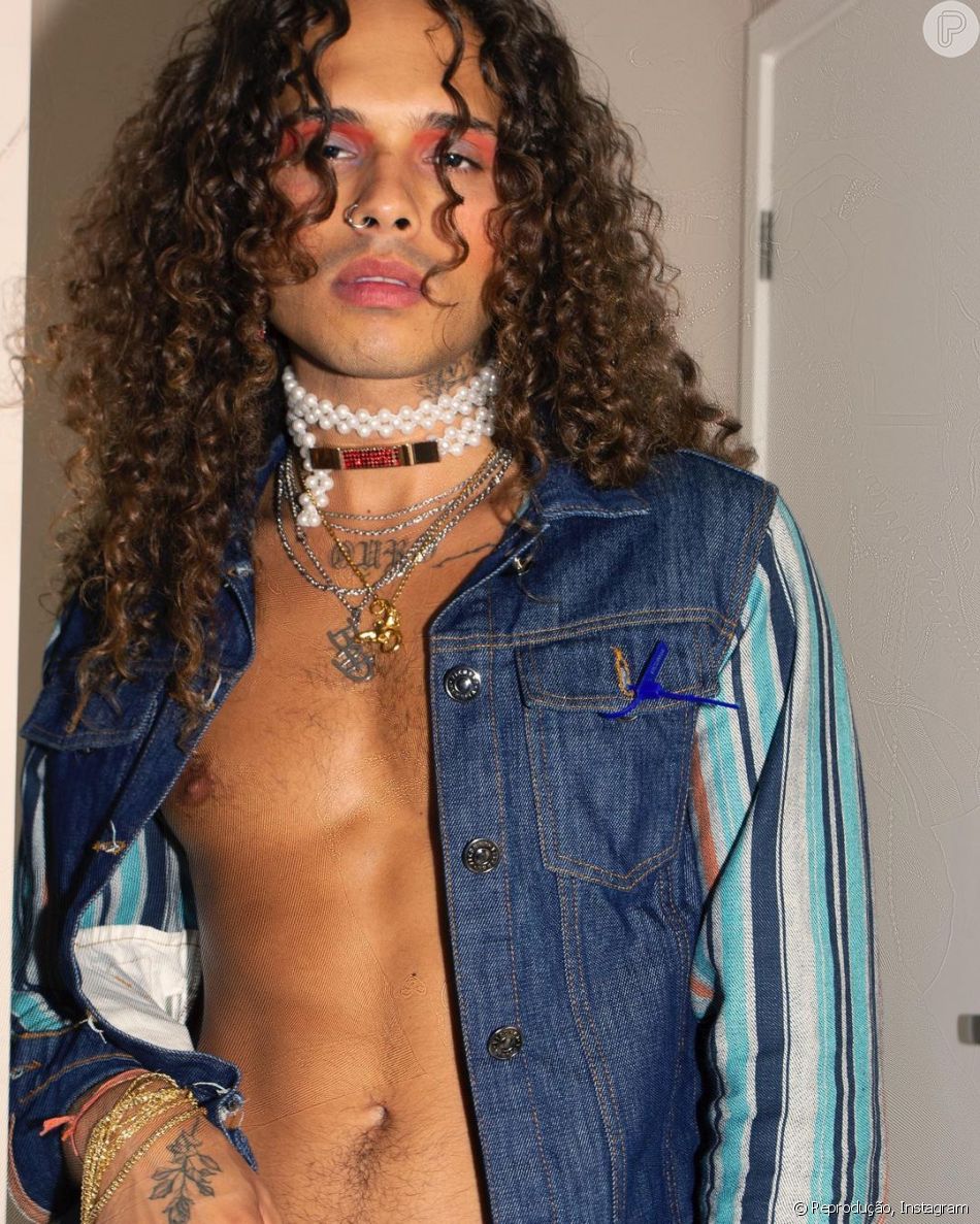 Para o seu look na festa da Ludmilla, Vitão usou sombra colorida nas pálpebras dos olhos