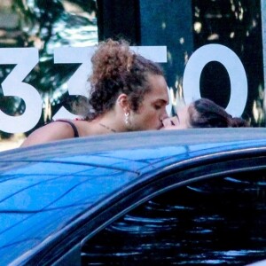 Vitão foi visto trocando beijos com Giullia Buscacio na Zona Sul do Rio de Janeiro