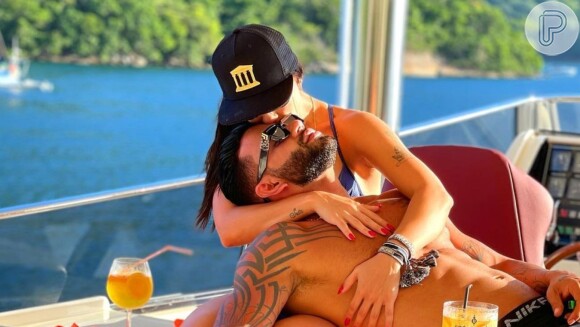 Gusttavo Lima e Andressa Suita surgem em clima de romance em foto em barco, em 8 de maio de 2022