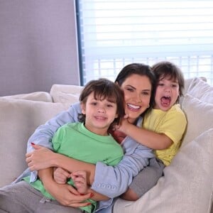 Andressa Suita posa com os filhos Samuel e Gabriel em foto