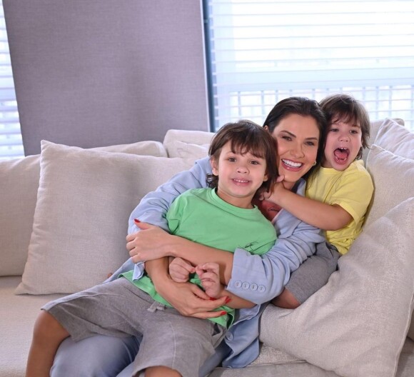 Andressa Suita posa com os filhos Samuel e Gabriel em foto