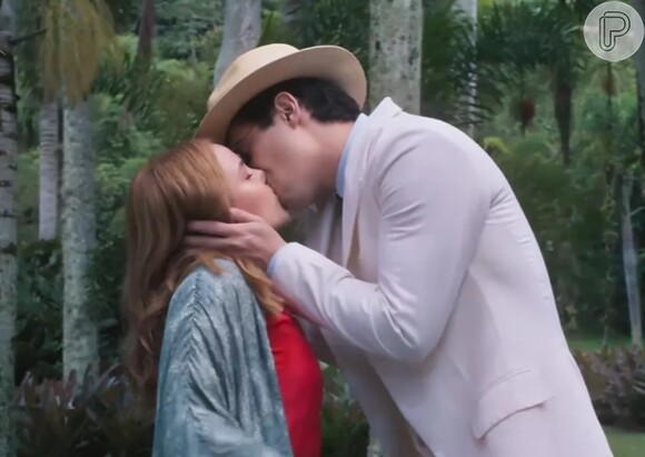 Isadora (Larissa Manoela) tem beijo roubado por Joaquim (Danilo Mesquita) na novela 'Além da Ilusão'