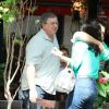 Fátima Bernardes ganha abraço de Luigi Barricelli e é observada pelo diretor Boninho, ao deixar restaurante em shopping do Rio