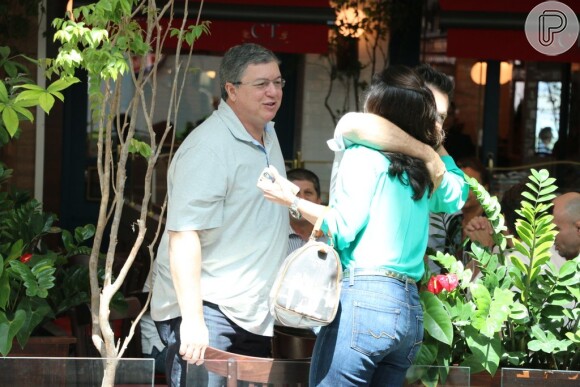 Fátima Bernardes ganha abraço de Luigi Barricelli e é observada pelo diretor Boninho, ao deixar restaurante em shopping do Rio