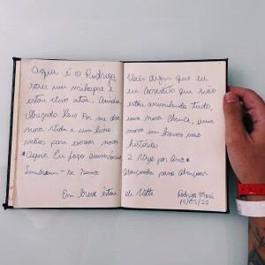 Rodrigo Mussi escreveu uma mensagem aos fãs em um caderno e a foto foi publicada no Instagram do ex-BBB.