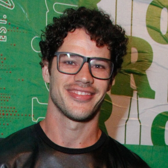 José Loreto vive uma relação amorosa sem rótulos