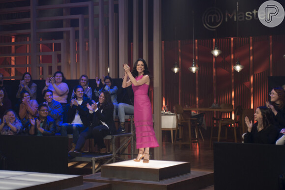 Vestido midi rosa de Ana Paula Padrão: peça deixou produção da jornalista ainda mais estilosa no 'MasterChef Brasil'