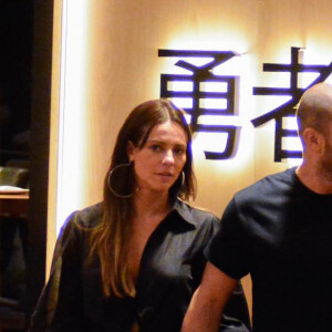 Paolla Oliveira e Diogo Nogueira foram fotografados na saída de um restaurante