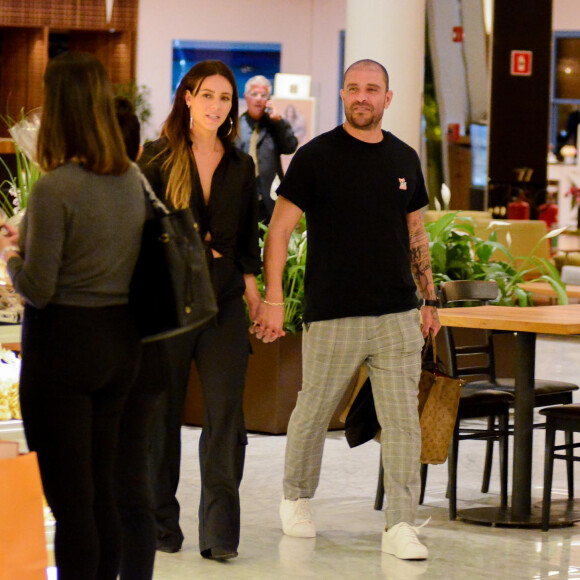 Fofos! Paolla Oliveira e Diogo Nogueira passearam de mãos dadas em shopping