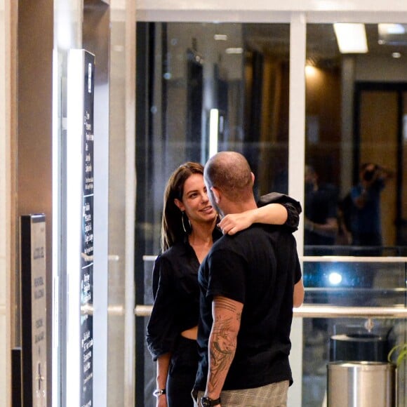 Paolla Oliveira e Diogo Nogueira não se acanharam diante do fotógrafo e foram carinhosos um com o outro enquanto esperavam um elevador