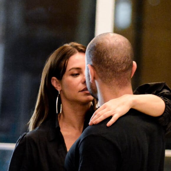 Clima de romantismo tomou conta de Paolla Oliveira e Diogo Nogueira durante passeio em shopping