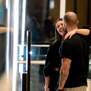 Diogo Nogueira beijou Paolla Oliveira no rosto enquanto esperavam elevador