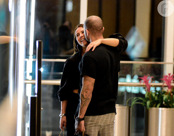 Diogo Nogueira beijou Paolla Oliveira no rosto enquanto esperavam elevador