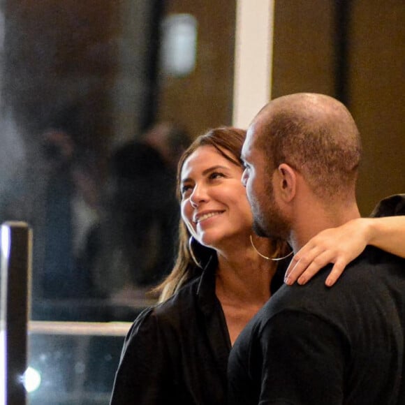 E o sorriso de Paolla Oliveira depois de ganhar um beijinho de Diogo Nogueira?