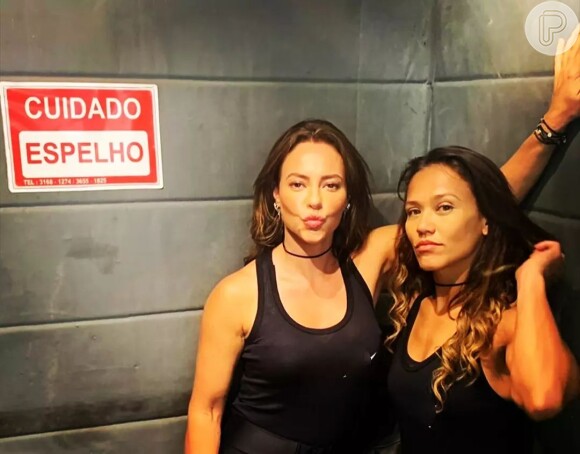 Paolla Oliveira e a dublê Roberta Felipe posam para fotos nos bastidores de gravação