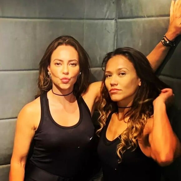 Paolla Oliveira e a dublê Roberta Felipe posam para fotos nos bastidores de gravação