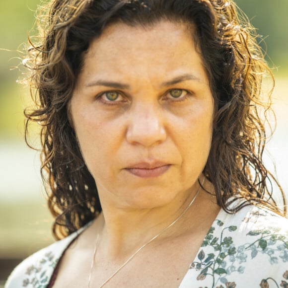 Maria Bruaca (Isabel Teixeira) se revolta contra Tenório (Murilo Benício) na novela 'Pantanal': 'Bruaca é a tua mãe'