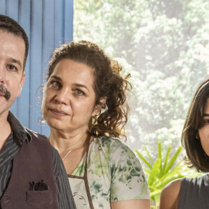 Após descobrir segunda família do marido, Maria Bruaca (Isabel Teixeira) dá em cima de Alcides (Juliano Cazarré) na novela 'Pantanal'