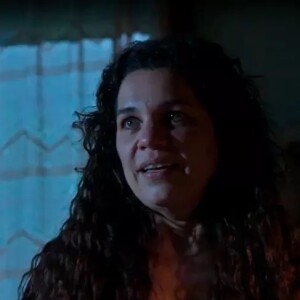 Maria Bruaca (Isabel Teixeira) vai jogar charme para Alcides (Juliano Cazarré) ao descobrir que o marido, Tenório (Murilo Benício), tem uma segunda família na novela 'Pantanal'