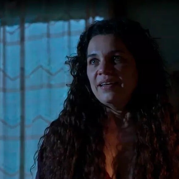 Maria Bruaca (Isabel Teixeira) vai jogar charme para Alcides (Juliano Cazarré) ao descobrir que o marido, Tenório (Murilo Benício), tem uma segunda família na novela 'Pantanal'