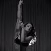 Isabelli Fontana esbanja sensualidade ao deslizar por pole dance em vídeo da revista 'Love'