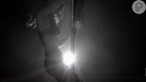 Isabelli Fontana exibe boa forma durante performance no pole dance