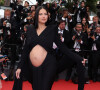 Adriana Lima, grávida do terceiro filho, escolheu look que deixou sua barriga à mostra