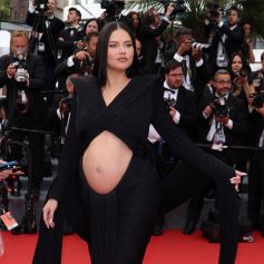 Adriana Lima, grávida do terceiro filho, escolheu look que deixou sua barriga à mostra