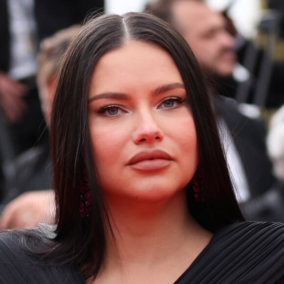 O look de Adriana Lima tinha um recorte poderoso na barriga que deixou as curvas à mostra